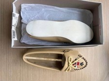 minnetonka moccasins size 6 tan leather