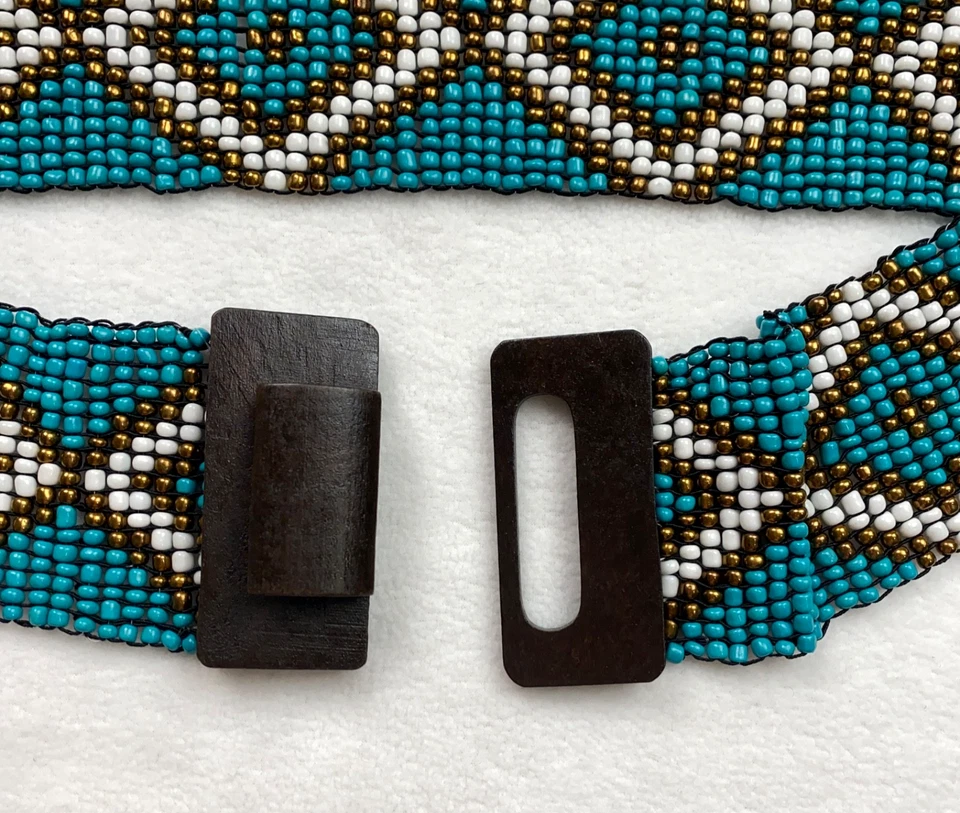 波西米亚串珠弹力腰带 OS 黄铜白色和绿松石色木扣 — 第 2/4 张图片