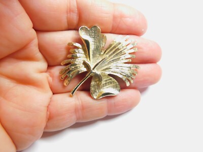 Signed RNK Brushed Gold Tone Metal Flared Leaf Flower Brooch Vintage