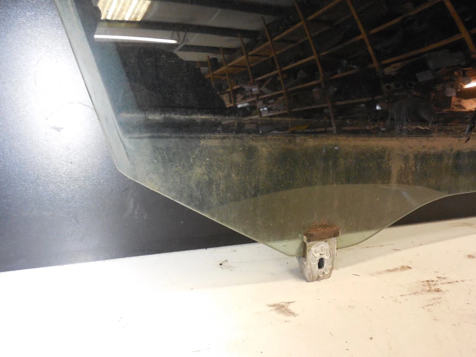 2004-09 BMW E60 535i 525i 545i Right Passenger Front Window Glass 7110634 - Image 2 of 4