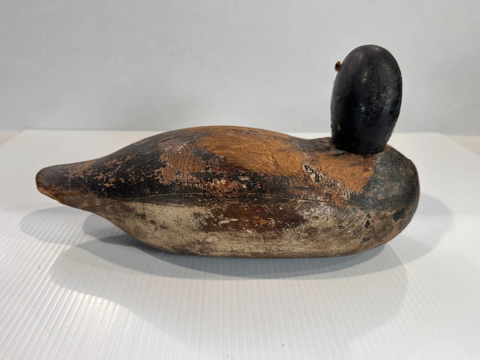 Antiguo señuelo de pato de madera tallado a mano azul Bill Drake ojos de vidrio pintura original Foto 3 de 4