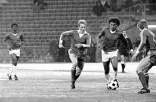 Bayern players Karl-Heinz Rummenigge Bjorn Andersson attack Cruzeir- Old Photo