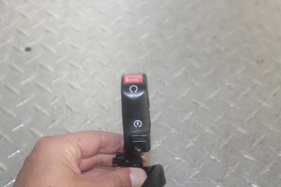 2004 HONDA CBR1000RR ПРАВЫЙ ЗАЖИМ НА ШТАНГЕ ПЕРЕКЛЮЧАТЕЛЬ 35130-MEL-J00 - Изображение 2 из 4