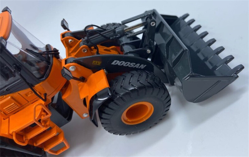 【新品未開封】超希少DOOSAN DL420A ホイールローダー 1/40模型 新品未開封】超希少DOOSAN DL420A ホイールローダー 1/40模型