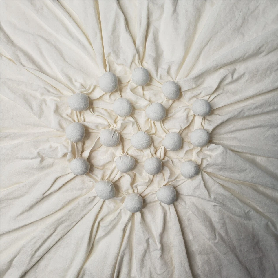 DKNY  Cream Throw Pillows ~ Set Of 2 with Feather Inserts - Imagem 4 de 4