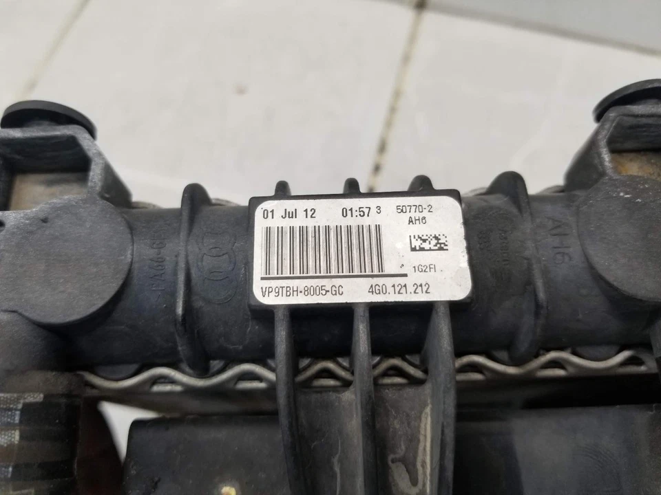 Audi A6 2013 radiador auxiliar izquierdo con soporte y bomba de agua P/N 4Go 121 212 #010538 Foto 2 de 4