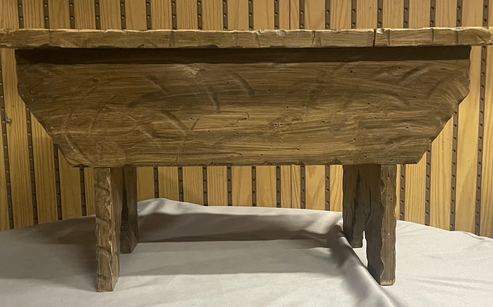 "Antiguo taburete de ordeño primitivo largo de 22"" con superficie texturizada" Foto 3 de 4