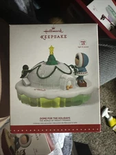 Hallmark DOME FOR THE HOLIDAYS, The World of Frosty Friends, Magic Light & Sound