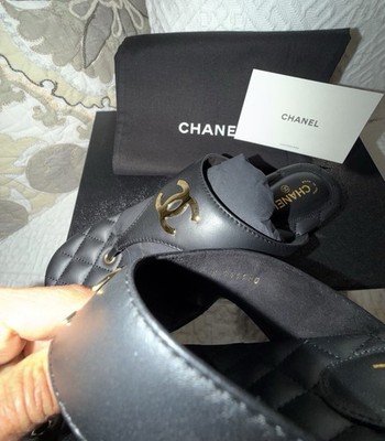 NIB 2026 CHANEL Black Lambskin Leather Golden CC Logo Flat Thong