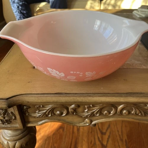 Pyrex Vintage 444 Gooseberry Cinderella Bowl 4Qt White/Pink, Made in USA