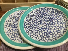 La Primula Italian Art Pottery TWO DINNER PLATES handpaint Teal rim blue sponge