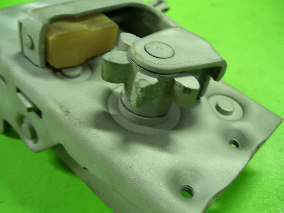 Dodge D100 Sweptline 1970 pestillo de puerta lado derecho del pasajero Foto 4 de 4