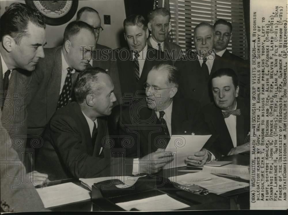 Press Photo Wisconsin delegates discuss farm problems with Ezra Benson