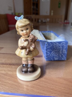 Hummel / Goebel Figur 2049/A  Mein Kuschelbär  von 1997
