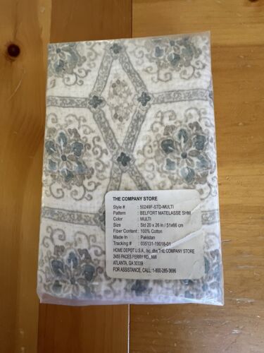 NUEVO CON ETIQUETAS The Company Store Belfort Matelasse Standard Sham 20” X 26” azul y gris - Imagen 3 de 3