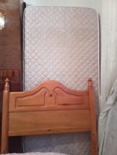 Conjunto de somier colchón y cabecero de madera para cama de 90