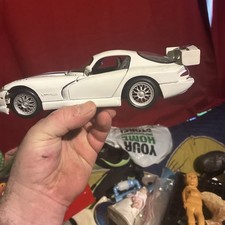 1:18 DODGE VIPER GT2 GTS-R MAISTO WHITE DIECAST CAR - White w/Blue