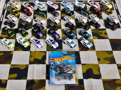Hotwheels Checkmate Chess Set 2018 - 45 Car Set,16 VW Pawns, Case, Board Mat