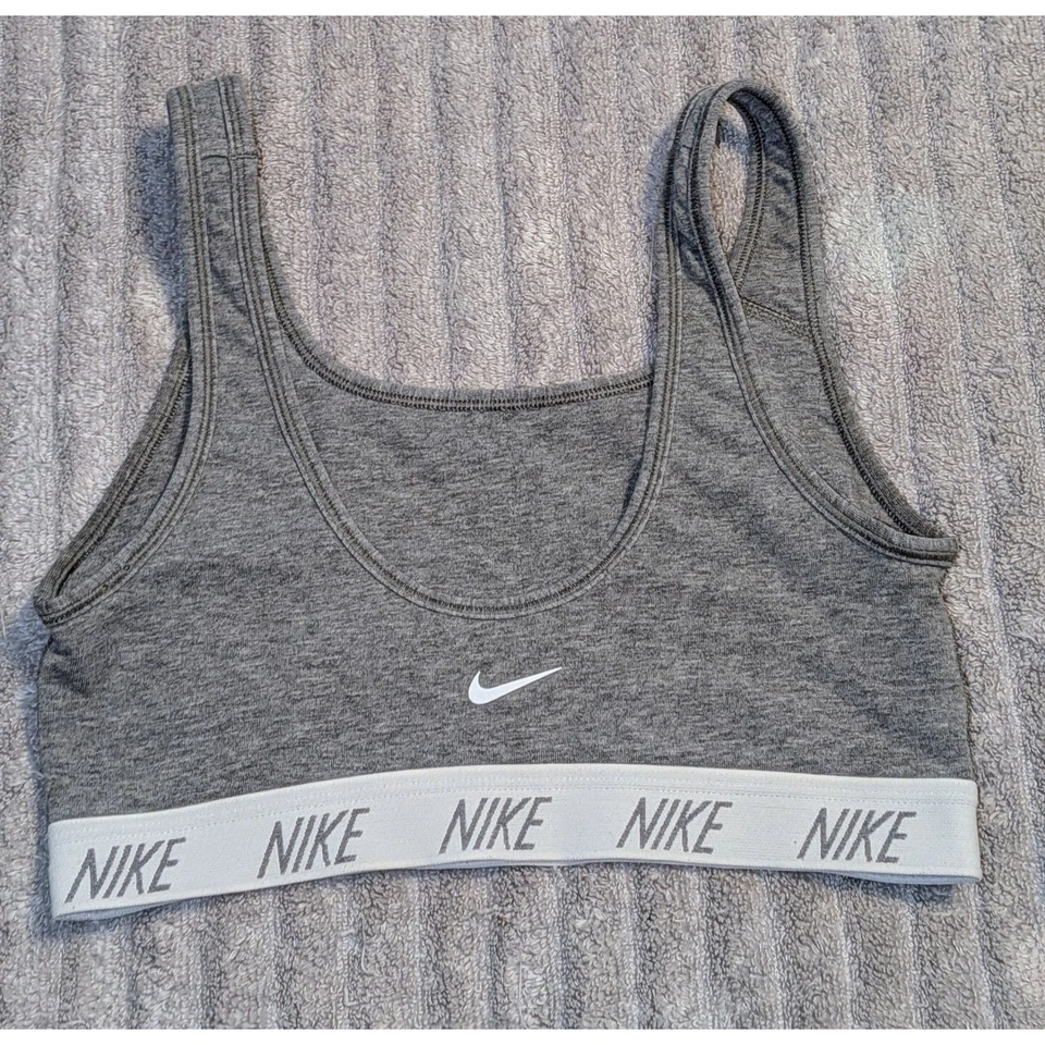Sujetador deportivo Nike gris blanco logotipo ropa deportiva cómodo informal todos los días talla pequeña Foto 4 de 4