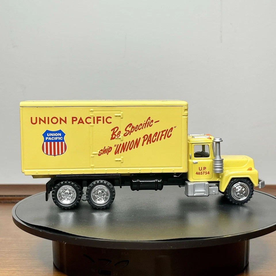 Vintage 1:43 K Line K872-101 Die Cast Kruiser Union Pacific Panel Truck Yellow - Image 2 of 4