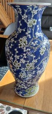 Vaso cinese blu e bianco con fiore di Prunus verde alto 14'' o 35,5 cm