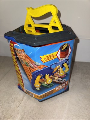 Hot Wheels Roll Out Raceway Track Set, Lagerschaufel rollt in 5-spurige Bahn ab