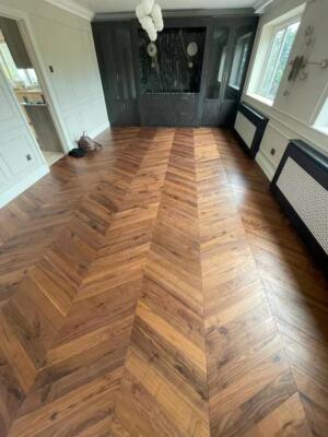 Bestseller! Lackierter amerikanischer Schwarznuss Chevron Bodenbelag SR1809 Muster