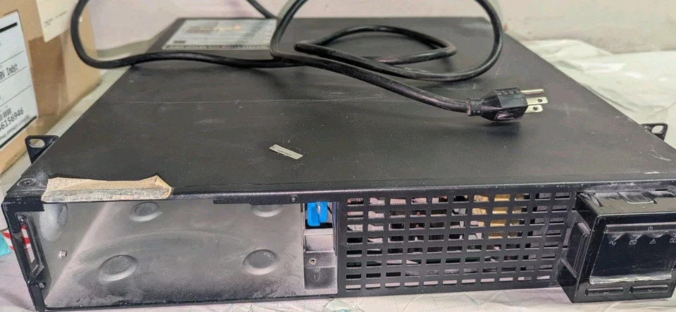 APC SMX1500RM2U 8 Outlets Uninterruptible Power Supply With Ears *NO BATTERY*  - Image 3 of 4