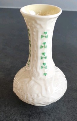 Belleek Kleeblatt Knospe/Überlauf Vase mit grünem Bodenstempel 5'' hoch 