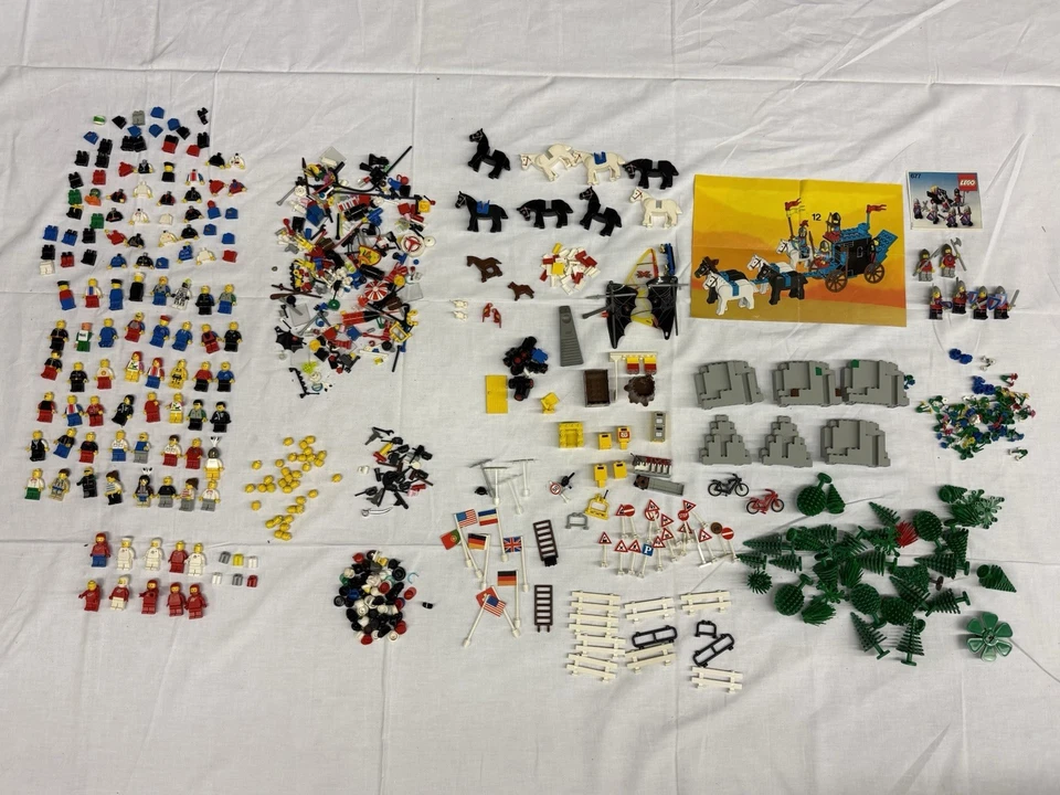 LEGO Vintage Konvolut Minifiguren Ritter Space Pferde Zubehör Sammlung LEGO 677 - Bild 1 von 4