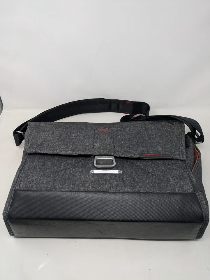 Bolso para cámara mensajero diario Peak Design 13" gris carbón foto viaje trabajo Foto 2 de 4