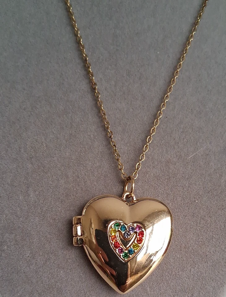 COLAR MEDALHÃO CORAÇÃO TOM OURO BETSEY JOHNSON COM DESIGN DE STRASS 18" - Imagem 2 de 4