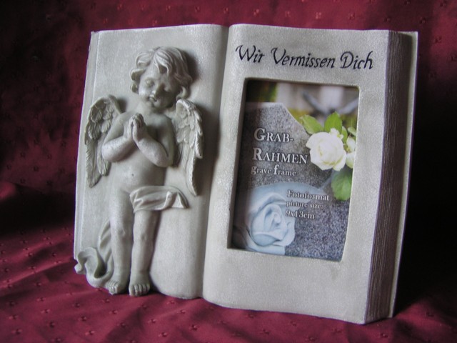 Aufgeschlagenes Buch Als Grabschmuck Mit Engel & Foto-Fenster – „Wir Vermissen Dich“