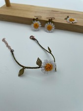 Set orecchini, bracciale e charm margherita micro uncinetto fatti a mano