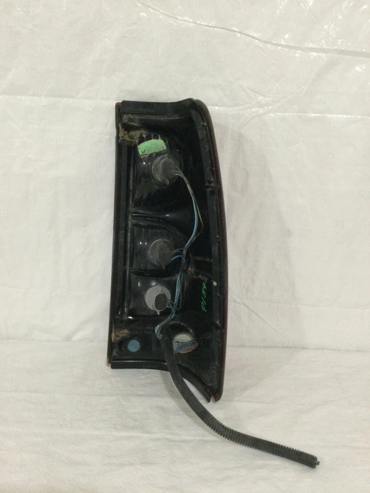 Luz trasera izquierda Chevrolet Silverado 1500 2004-2007 OEM 15273473 Foto 4 de 4