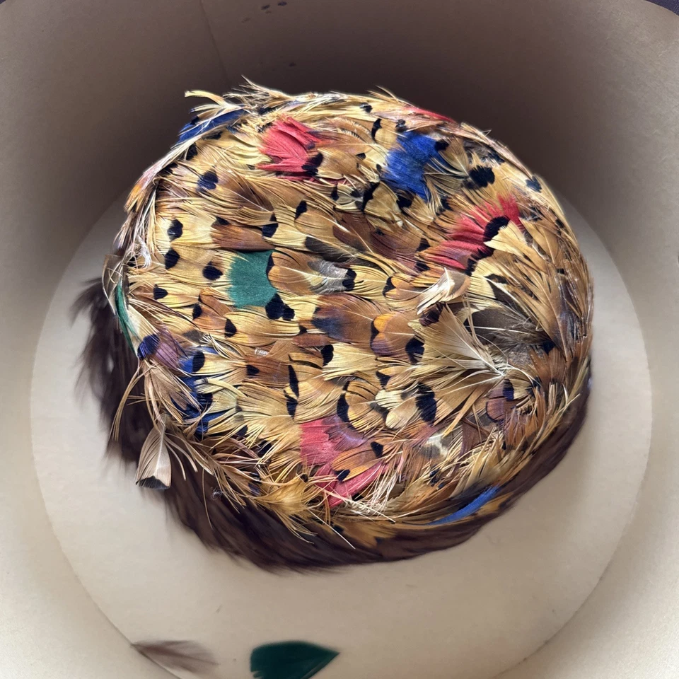 Hermoso sombrero fascinador vintage para mujer hecho de plumas de faisán salvaje elegante Foto 3 de 4