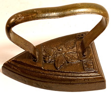 ANTICO FERRO DA STIRO IN GHISA-CON LA ROSA E LE LETTERE M 6-DA STUFA-ARTIGIANALE