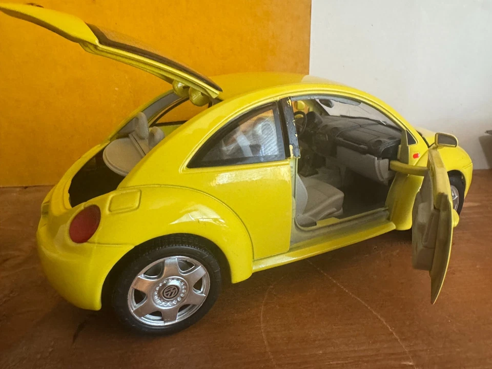 Volkswagen VW Burago 1998 fundido a presión 1/18 nuevo amarillo escarabajo Foto 3 de 4