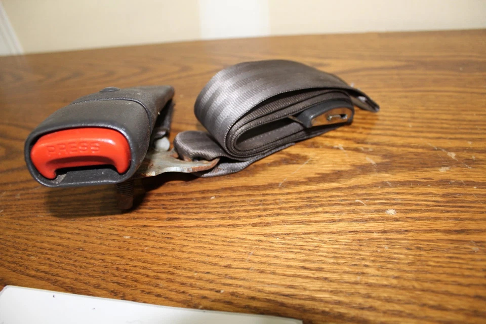 CONJUNTO DE FIVELA DE TRAVA DE CINTO DE SEGURANÇA CENTRAL ASSENTO TRASEIRO ÁGATA Jeep Cherokee 1997-2001 - Imagem 2 de 4