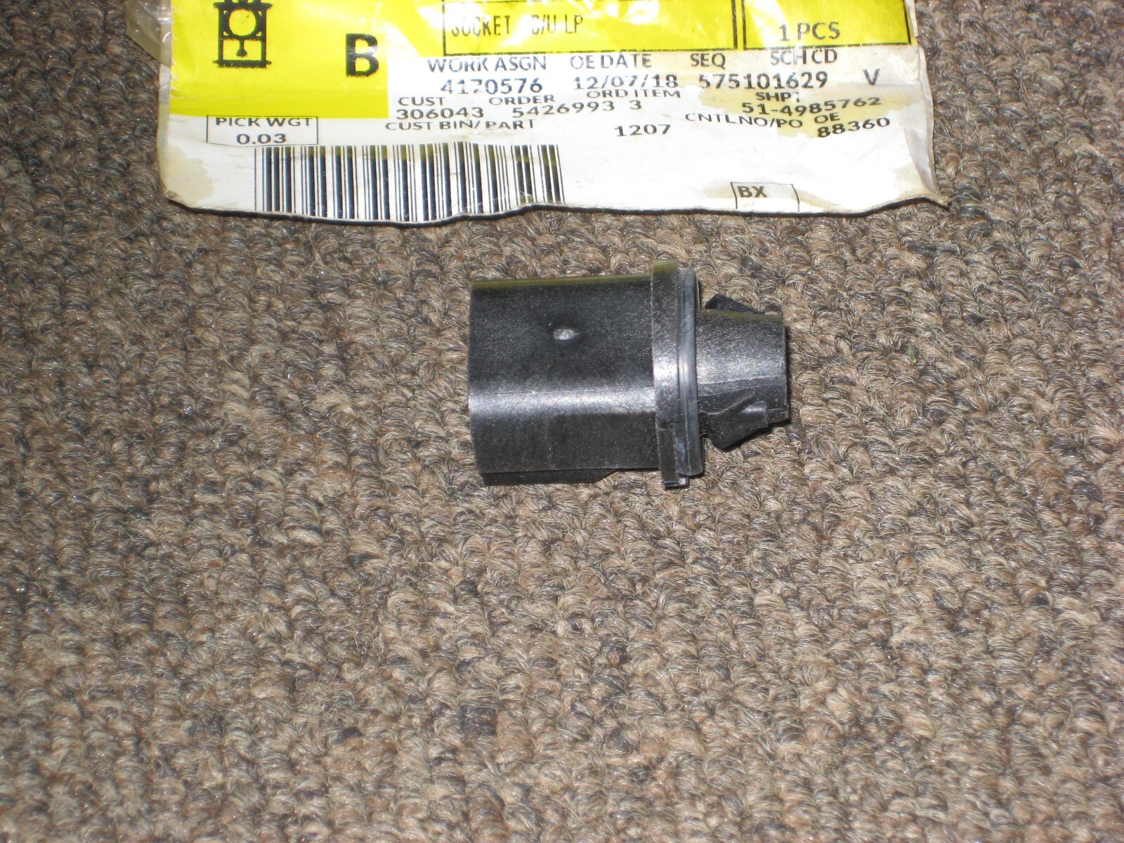 GM OEM 2003-07 Turn Signal Park Light-Front-Socket 16530708 
