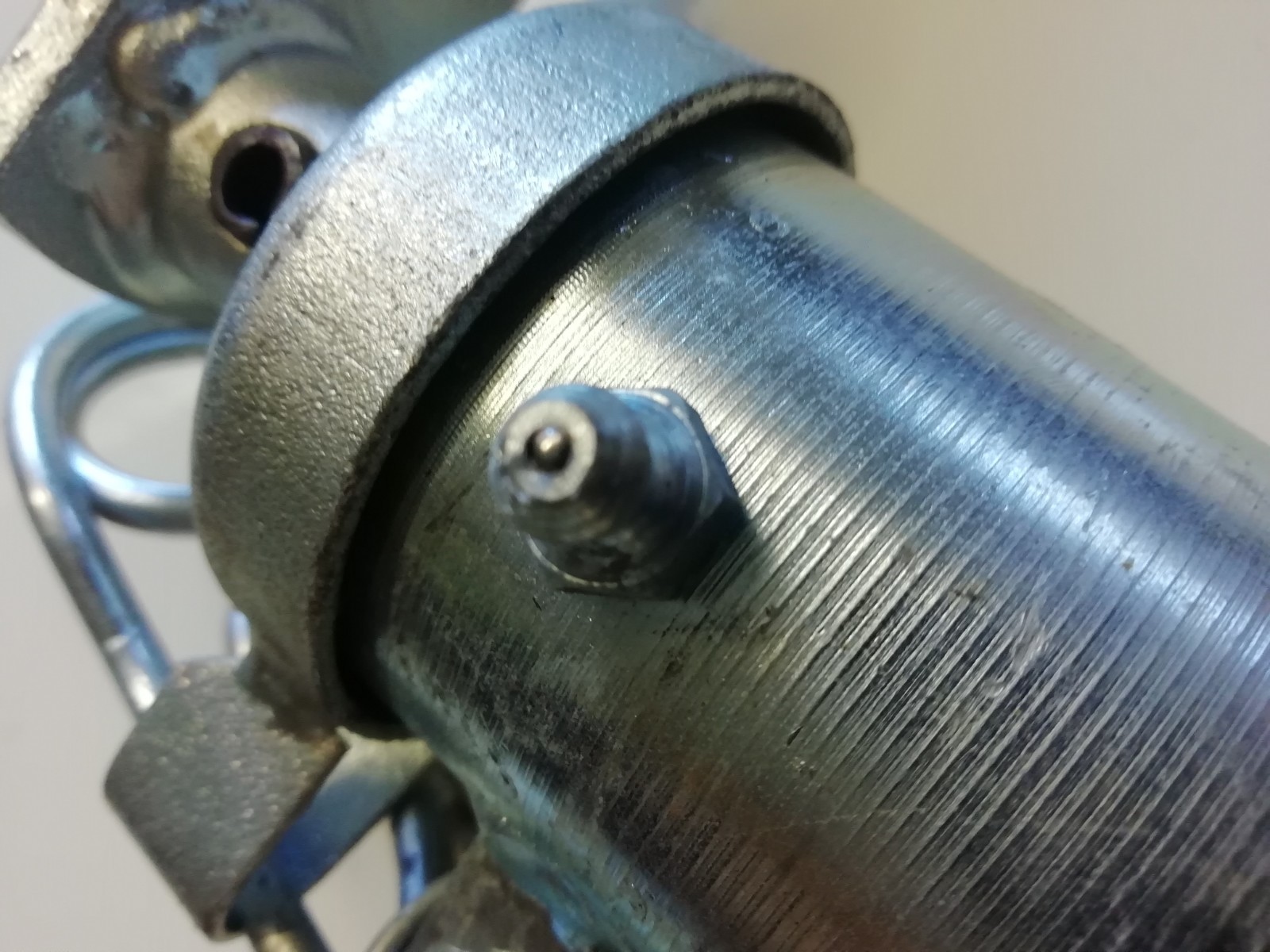 48MM HEAVY DUTY SERRATED JOCKEY WHEEL, GREASE NIPPLE, R CLIP SAFTEY