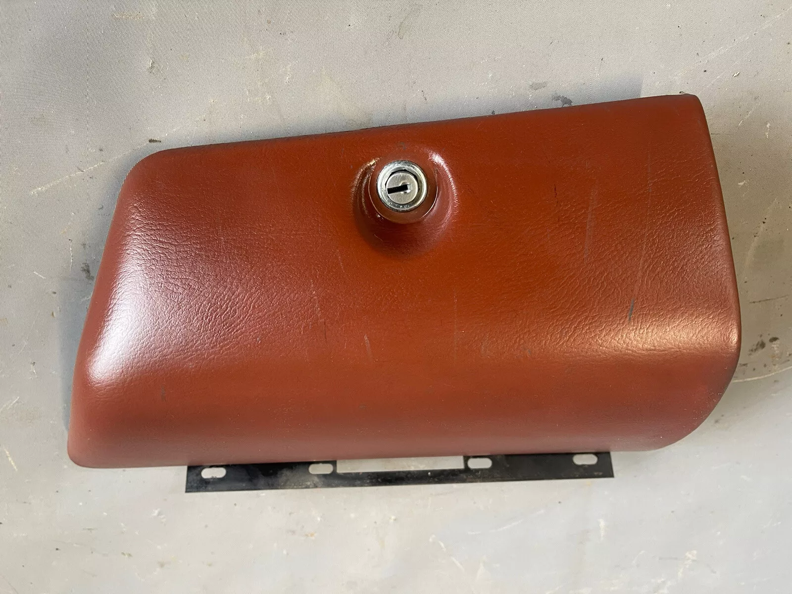 1964 1965 Oldsmobile Cutlass S 442 F85 boîte à gants couvercle porte charnière boîte à gants d'origine
