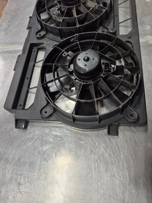 Conjunto de ventilador y cubierta de radiador Camaro/Firebird 1993-1997 - Ventiladores eléctricos OEM Foto 2 de 4