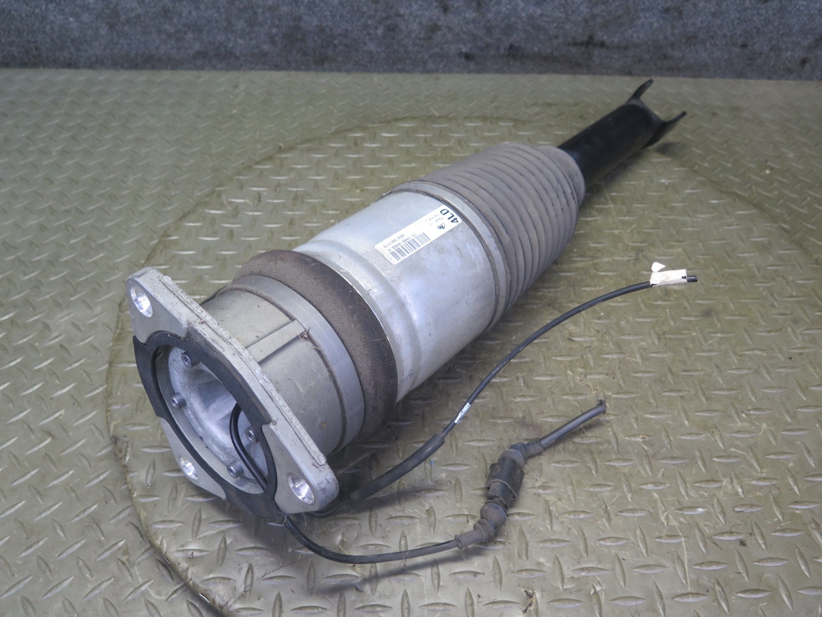 2006-2012 BENTLEY FLYING SPUR REAR LEFT SIDE AIR RIDE AIR SHOCK STRUT ABSORBER