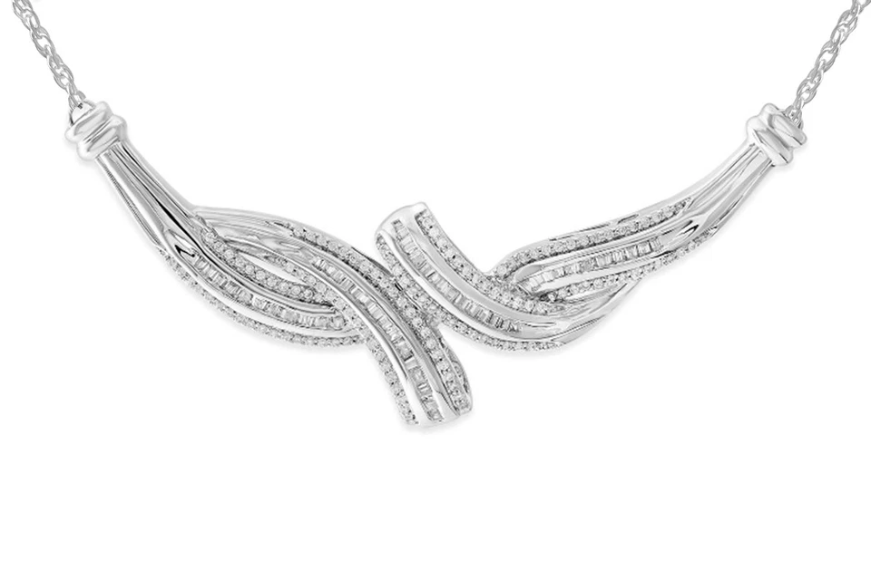 Collar de diamantes blancos naturales de 1/2 quilate en plata chapada en oro blanco de 14 quilates Foto 2 de 4