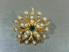 VICTORIAN REVIVAL VIVID GREEN RHINESTONESAND FAUX SEED PEARL LACE BROOCH PIN