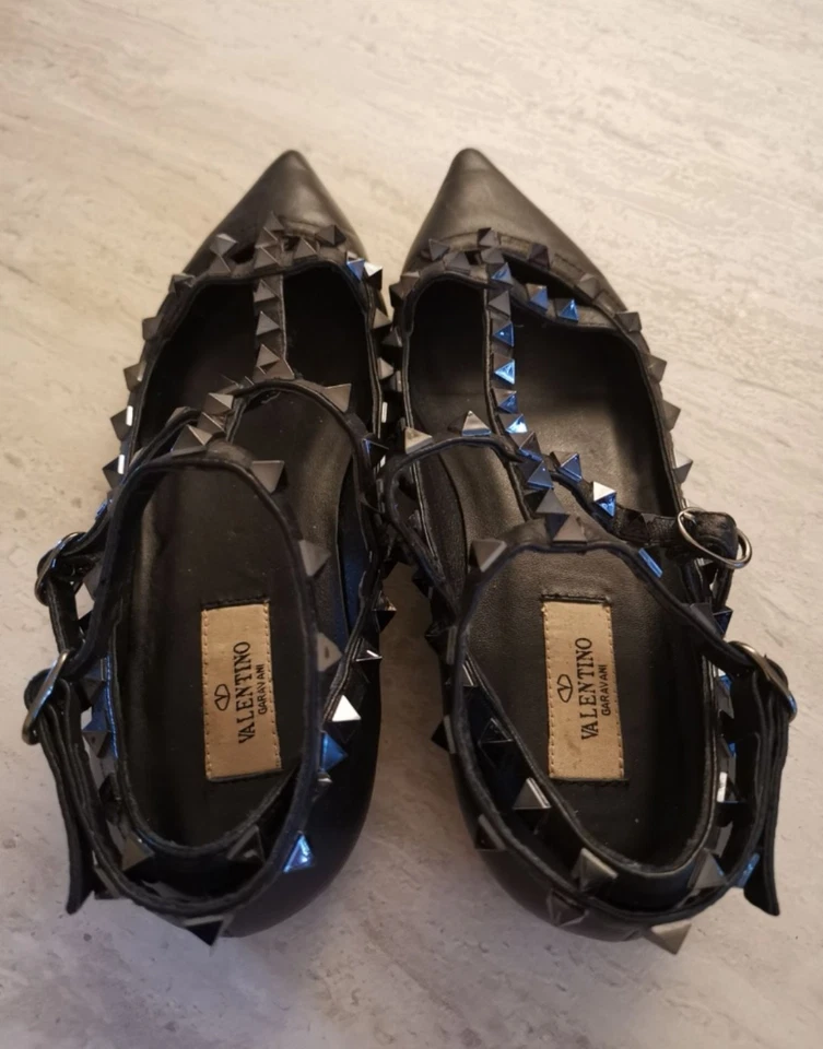 VALENTINO GARAVANI Rockstud zapatos planos de cuero punta Foto 2 de 4