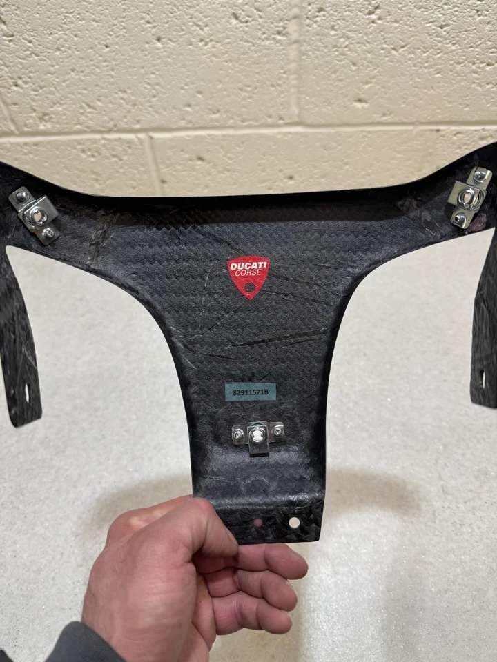 SOPORTE ASIENTO FIBRA CARBONO DUCATI 996RS DUCATI CORSE Y PERNOS 996R 998R 998S 998 Foto 3 de 4