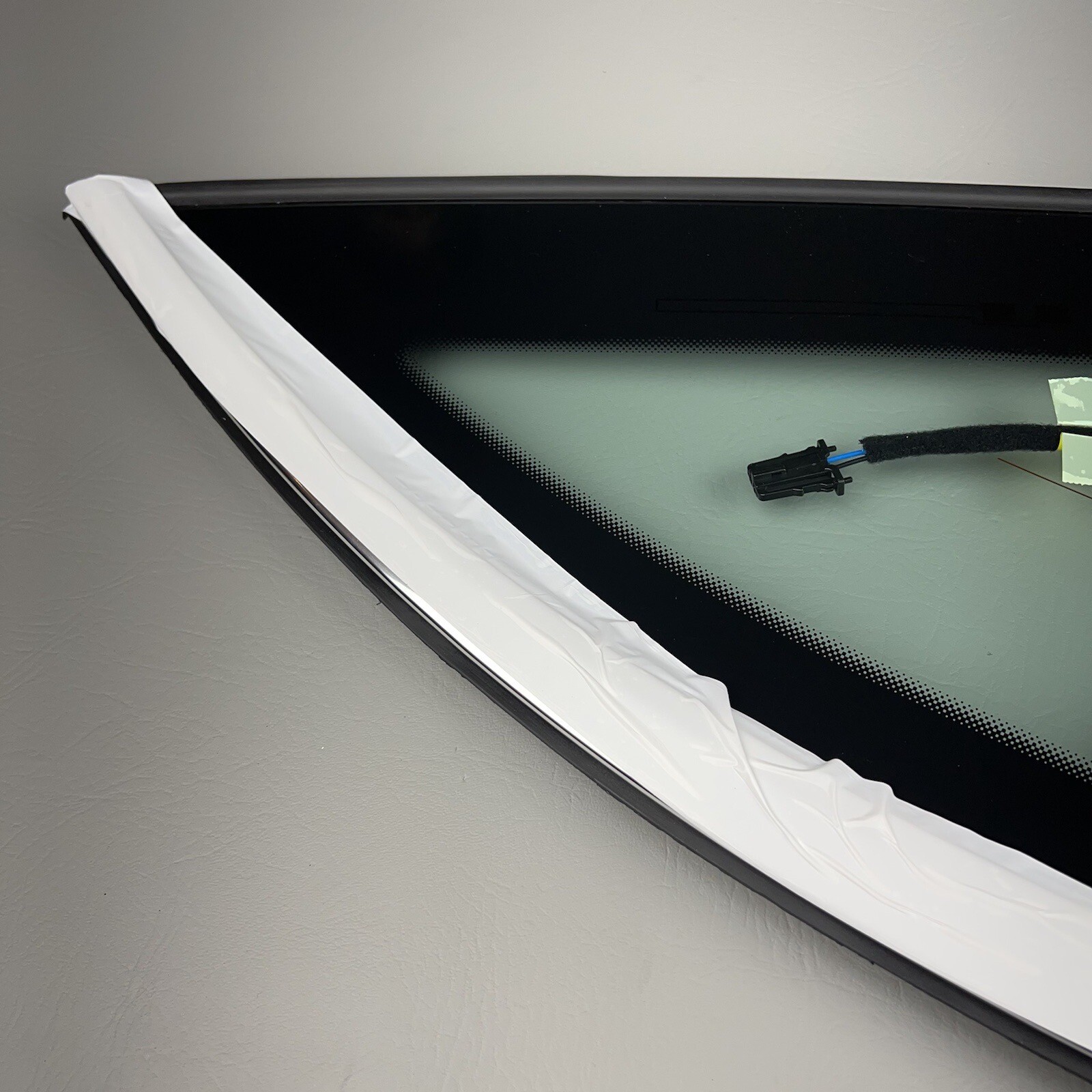 2016-2020 BENTLEY BENTAYGA REAR RIGHT GLASS QUARTER VENT WINDOW CORNER PANEL OEM