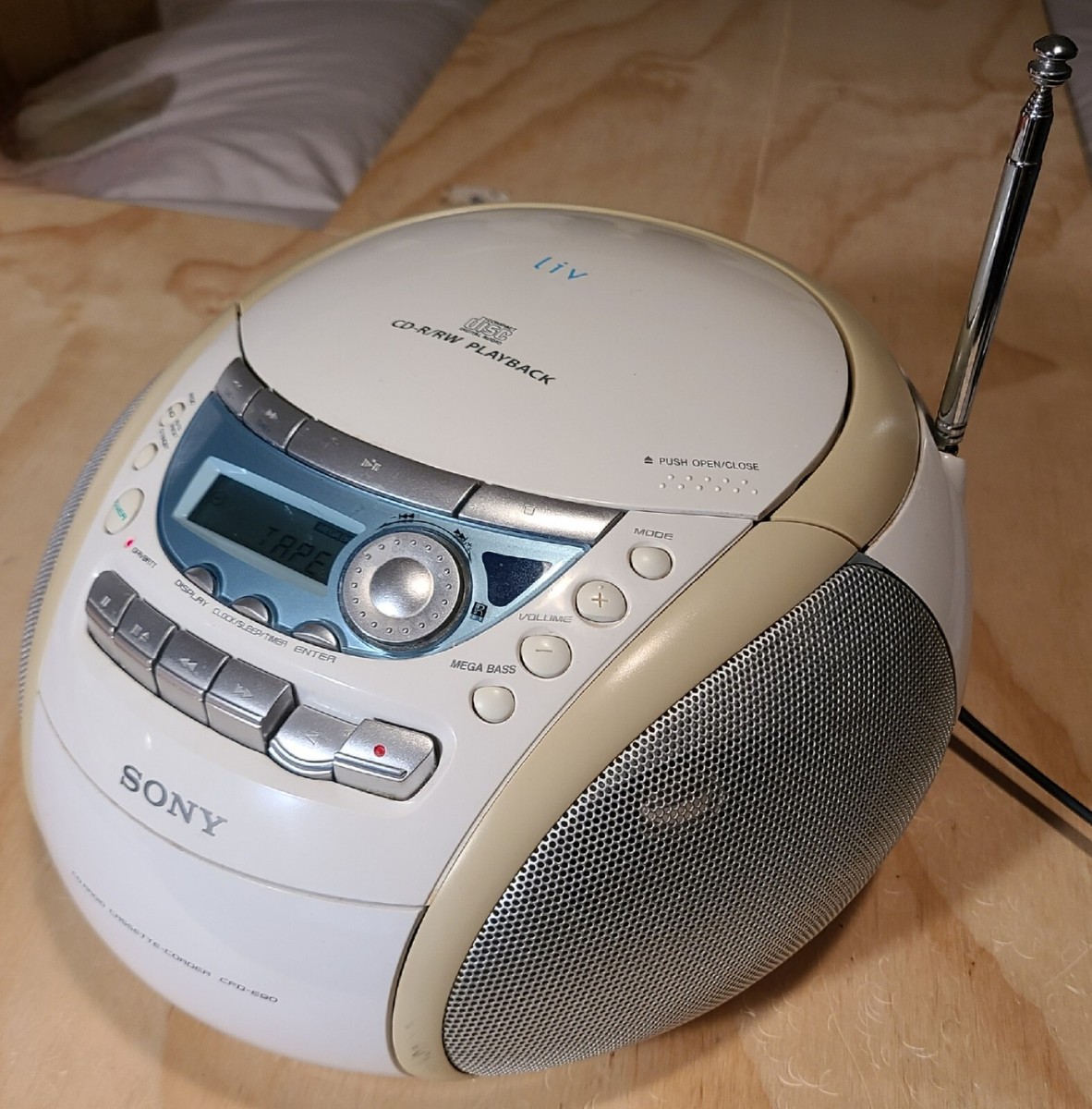 Sony Liv portable stereo-cd-cassette CFD-E90 NO REMOTE